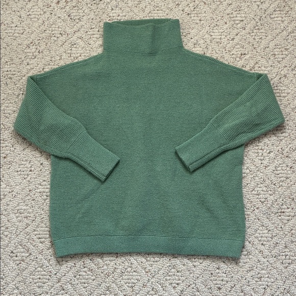 Chelsea & Theodore Sweaters - Chelsea & Theodore Green Thick Turtleneck Pullover Sweater with Ribbed Hem